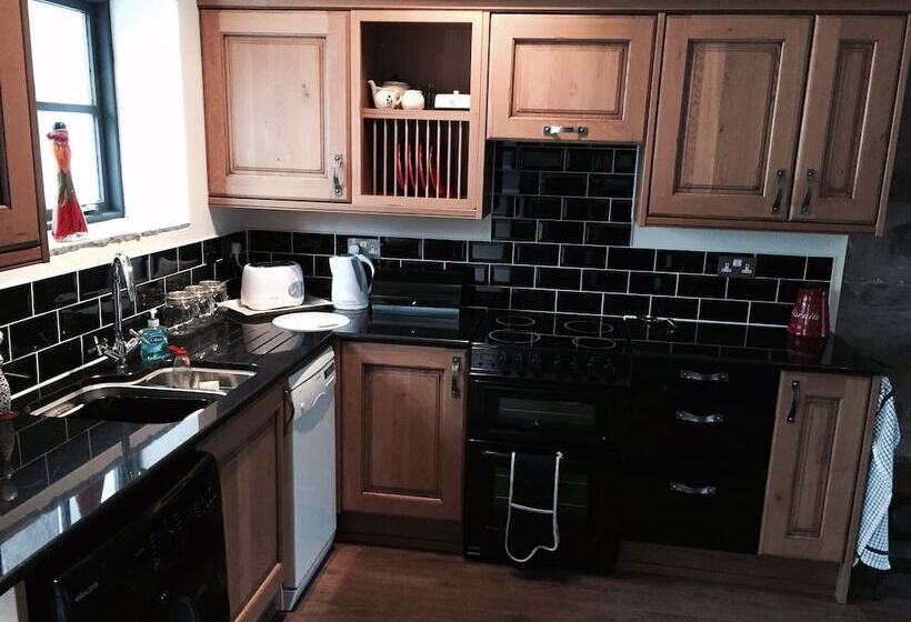 Impeccable 2 Bed Cottage Near Betws Y Coed