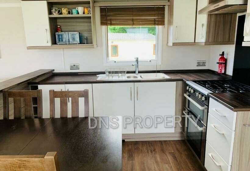 Luxury Caravan Only 10 Mins From The Beach