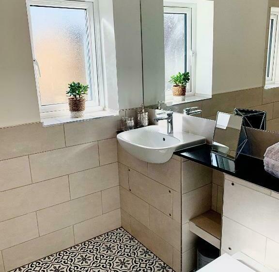 Upstairs At 33   Self Check In Boutique Accommodation In Worcester Centre