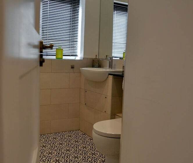 Upstairs At 33   Self Check In Boutique Accommodation In Worcester Centre