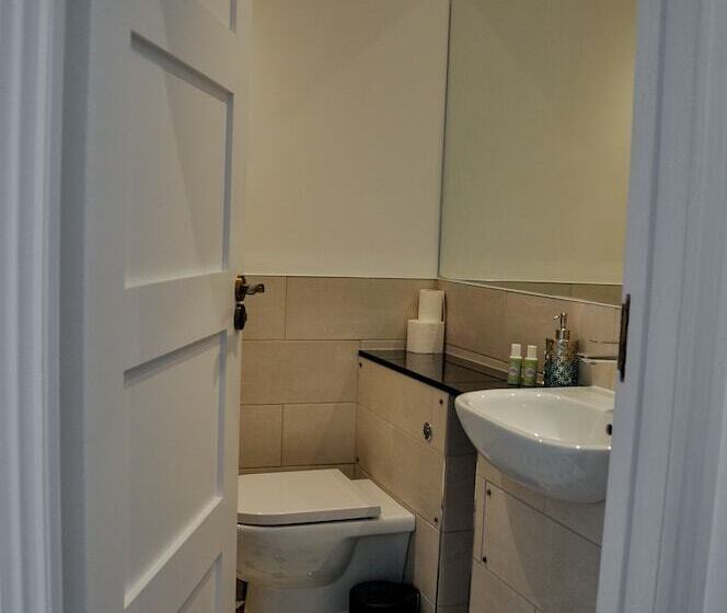 Upstairs At 33   Self Check In Boutique Accommodation In Worcester Centre