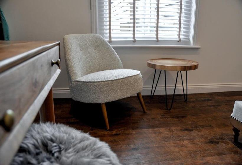 Upstairs At 33   Self Check In Boutique Accommodation In Worcester Centre