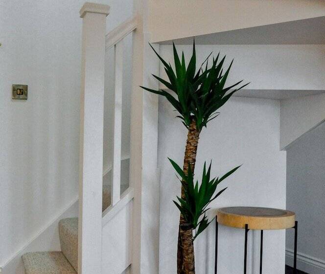 Upstairs At 33   Self Check In Boutique Accommodation In Worcester Centre