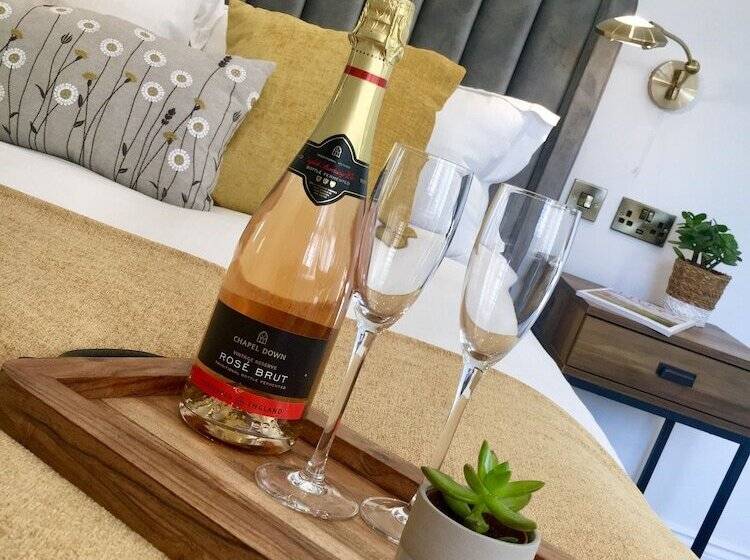 Upstairs At 33   Self Check In Boutique Accommodation In Worcester Centre