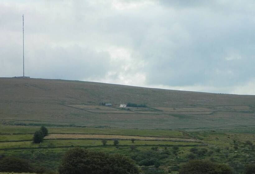 Dartmoor Barn On North Hessary Tor
