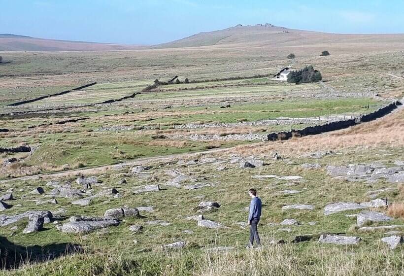 Dartmoor Barn On North Hessary Tor