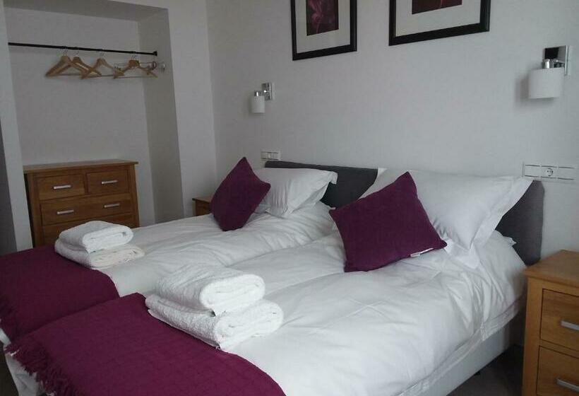 بنسيون Casa Clavero