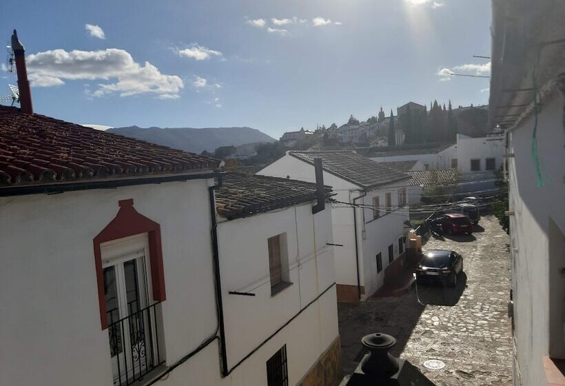 بنسيون Casa Clavero