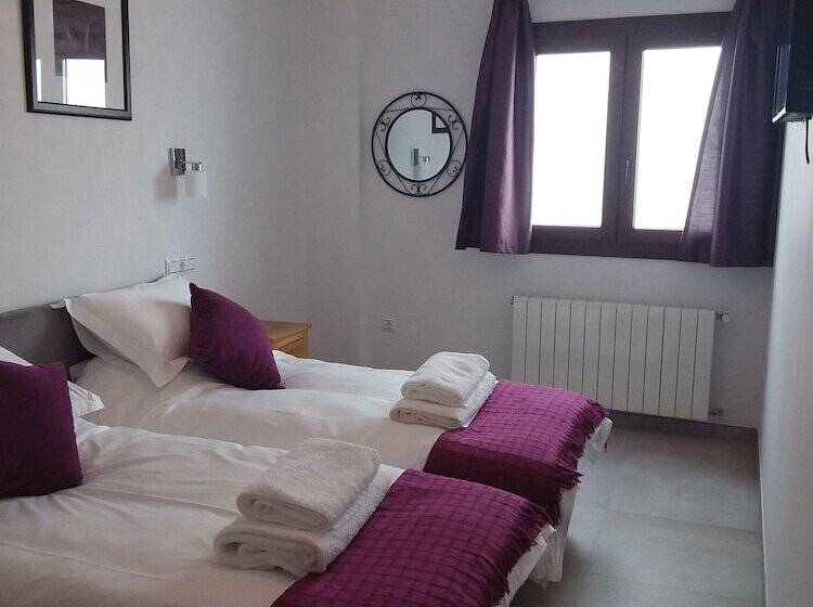 بنسيون Casa Clavero