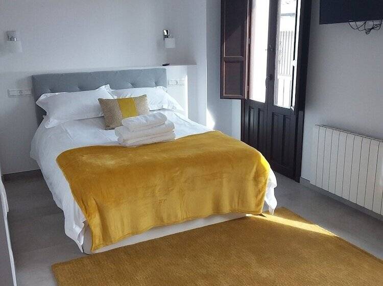 بنسيون Casa Clavero