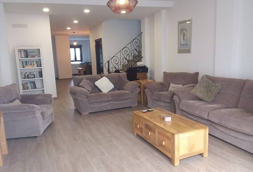 بنسيون Casa Clavero