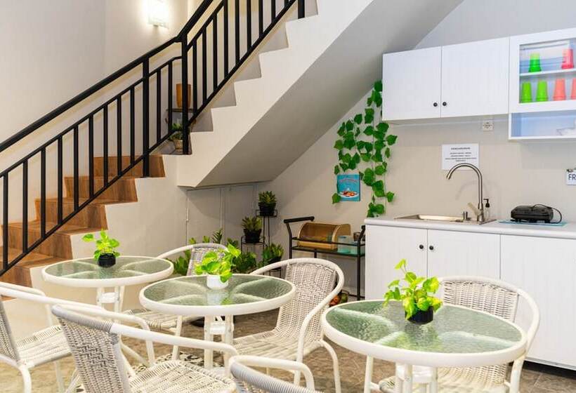 펜션 Reddoorz Hostel @ Di Panjaitan Simpang Lima