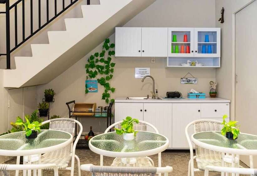 펜션 Reddoorz Hostel @ Di Panjaitan Simpang Lima