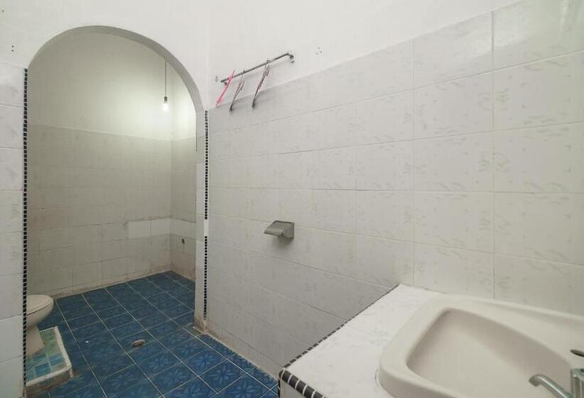 پانسیون Reddoorz @ Tuktuk Danau Toba