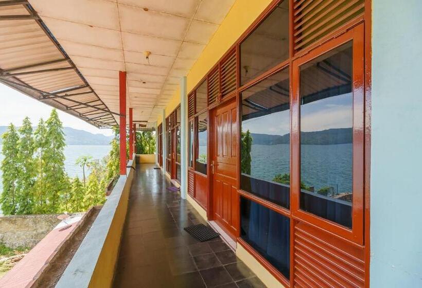 پانسیون Reddoorz @ Tuktuk Danau Toba