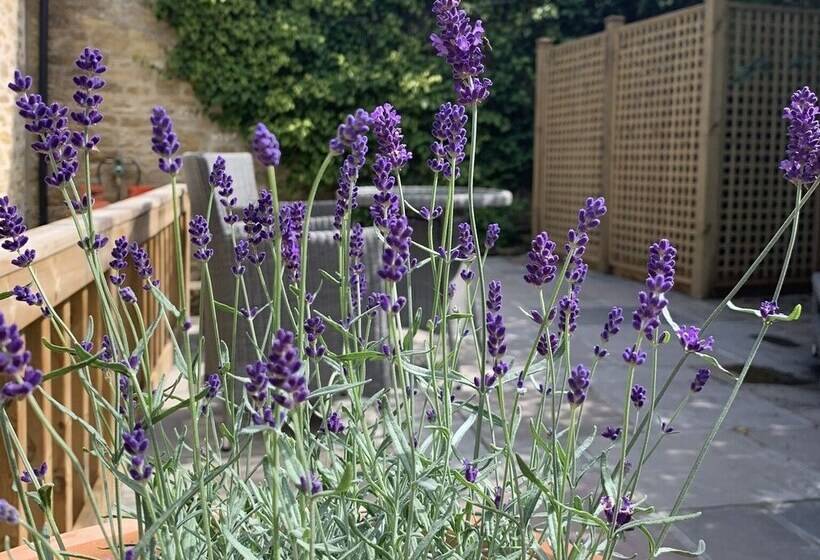 The Cottage, Lower St, West Chinnock