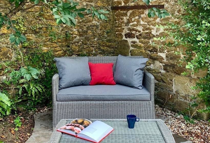 The Cottage, Lower St, West Chinnock