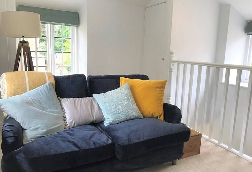 The Cottage, Lower St, West Chinnock