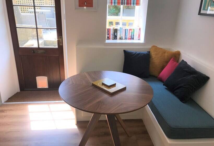 The Cottage, Lower St, West Chinnock