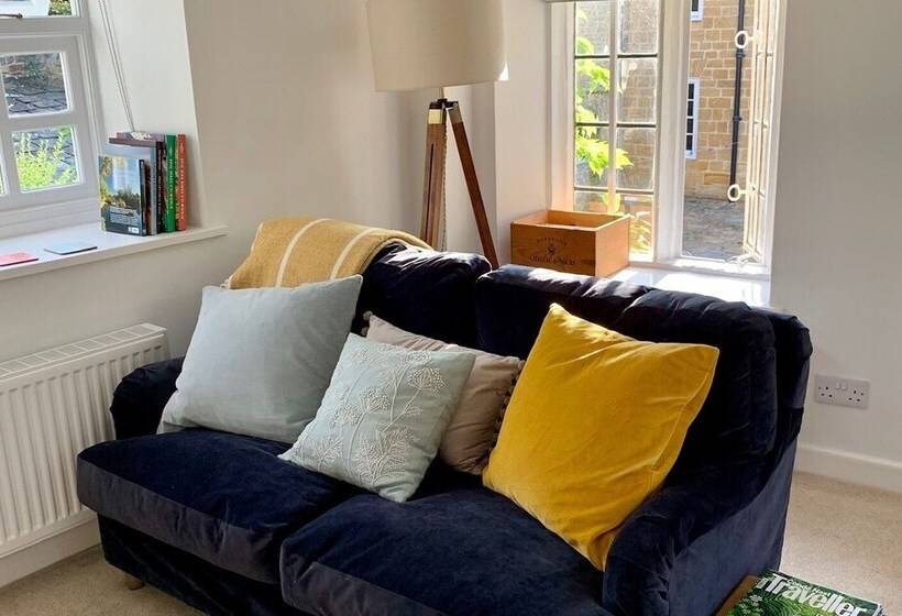 The Cottage, Lower St, West Chinnock