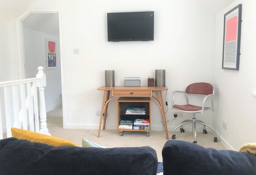 The Cottage, Lower St, West Chinnock