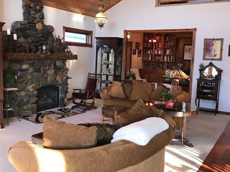 פונדק The Electric Bungalow