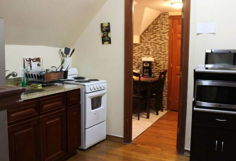 פנסיון East 42nd Mansion