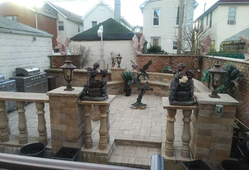 פנסיון East 42nd Mansion