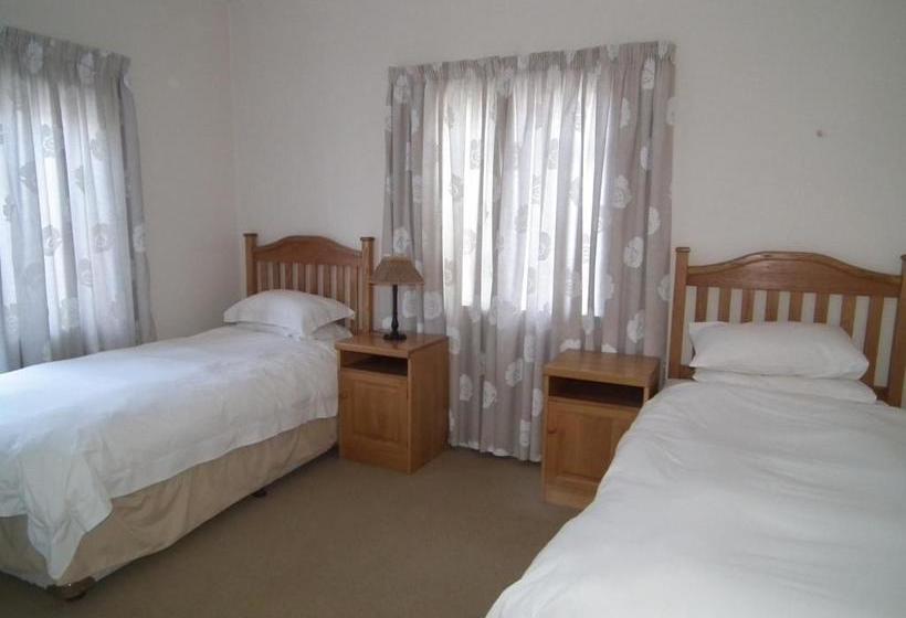 پانسیون The Cock House