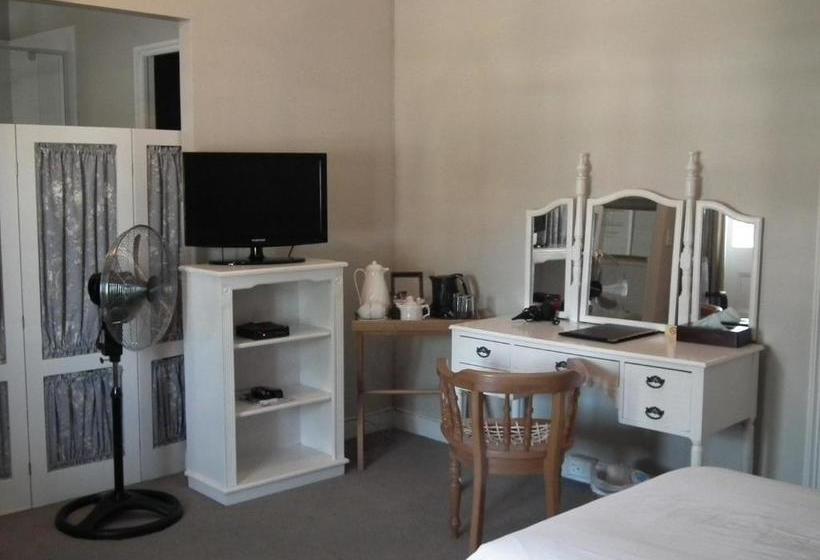 پانسیون The Cock House