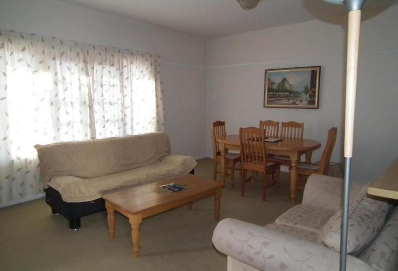 پانسیون The Cock House