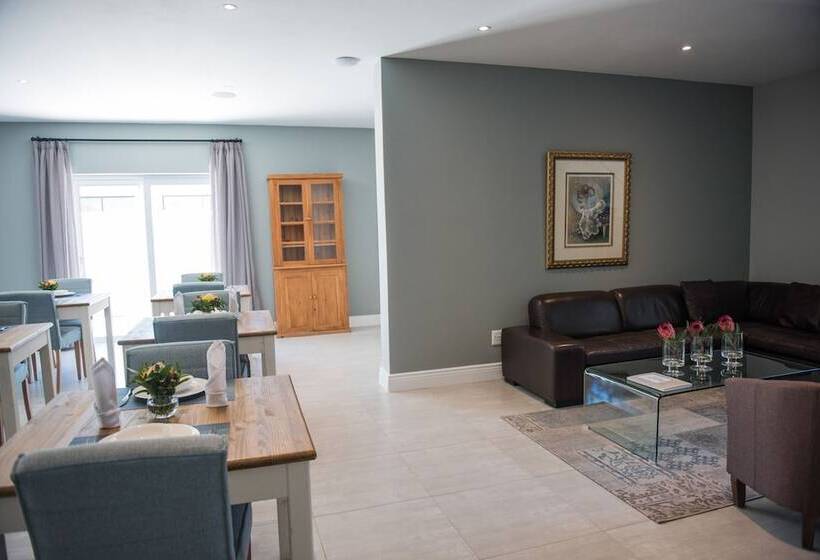 The Whale On Main B&b