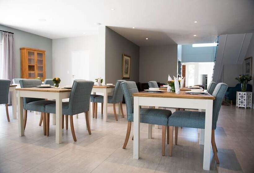 The Whale On Main B&b