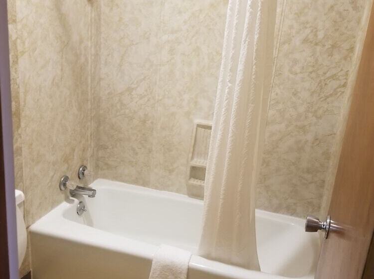 فندق First Interstate Inn