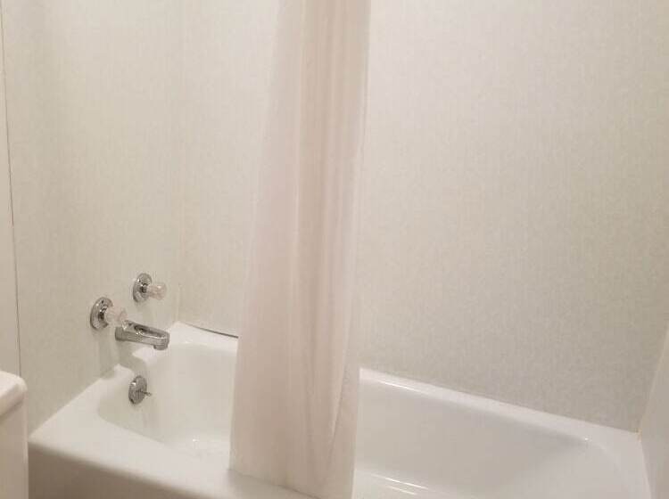 فندق First Interstate Inn