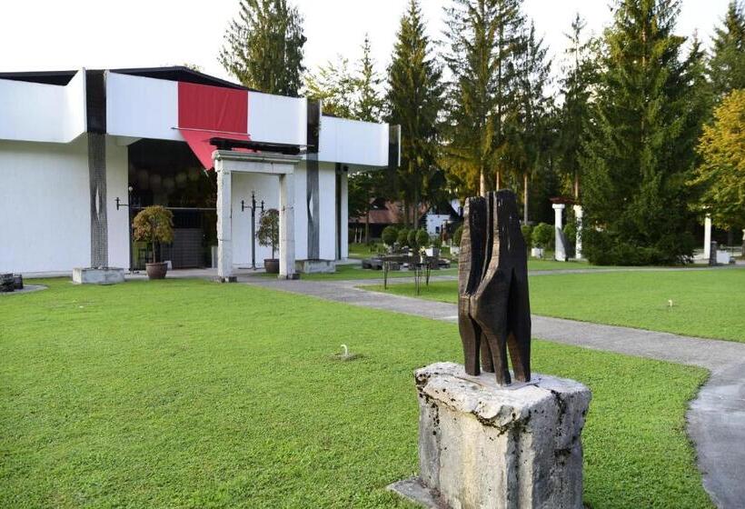 هتل Glamping Forest Edge