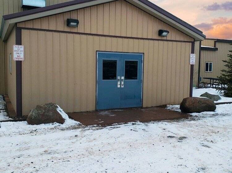 فندق Target Hospitality Watford City Lodge