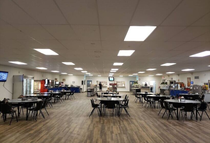 בית מלון כפרי Target Hospitality Watford City Lodge