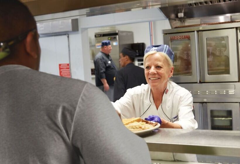 בית מלון כפרי Target Hospitality Watford City Lodge