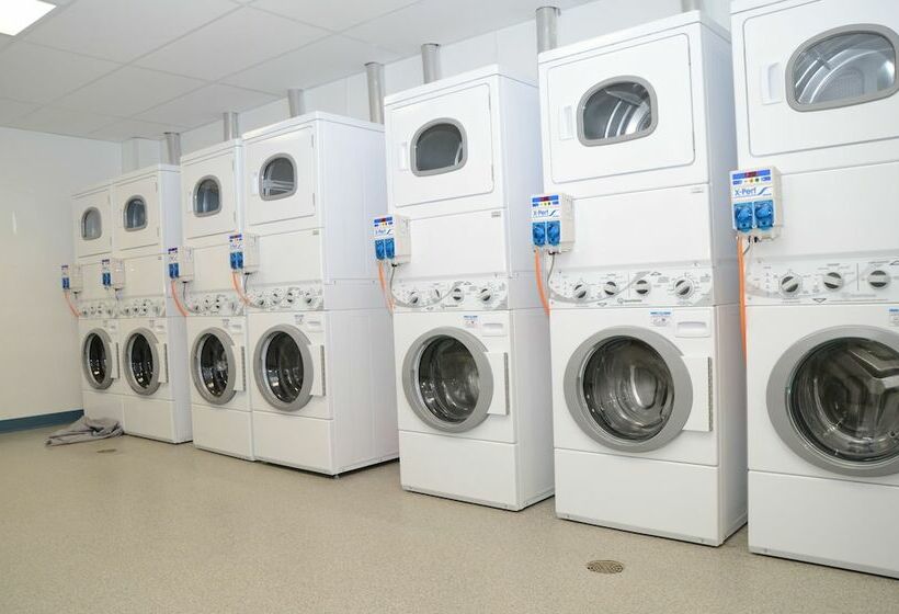 בית מלון כפרי Target Hospitality Watford City Lodge