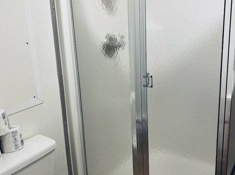 בית מלון כפרי Target Hospitality Watford City Lodge