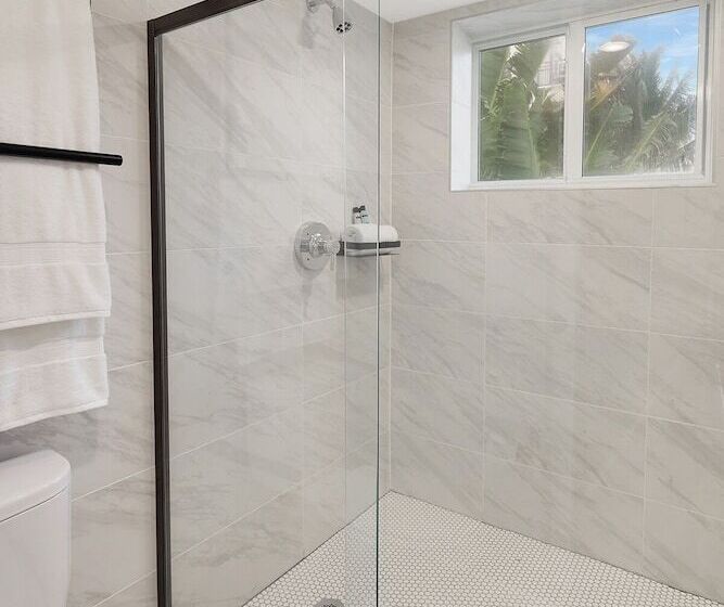 فندق على الطريق Ocean Treasure Beachside Suites