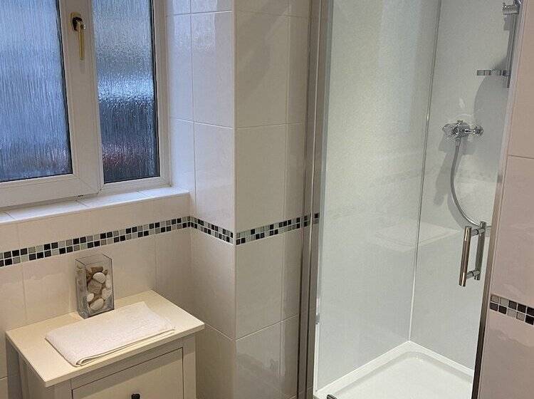 פנסיון Ivy Cottage Serviced Accommodation