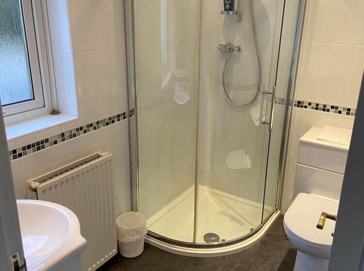 פנסיון Ivy Cottage Serviced Accommodation