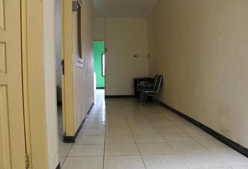 酒店 Oyo 3449 Putri Garuda