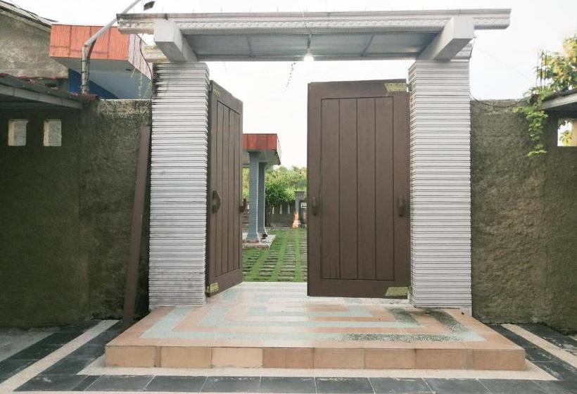 ホテル Oyo 3500 D Chandra Family