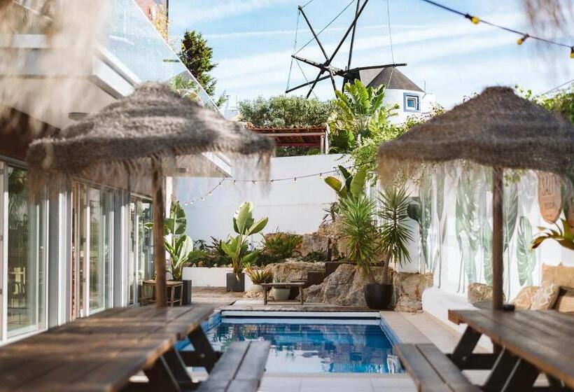 هاستل The Salty Pelican Yoga & Surf Retreat