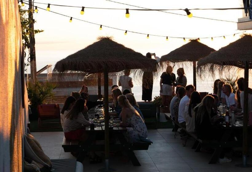 هاستل The Salty Pelican Yoga & Surf Retreat