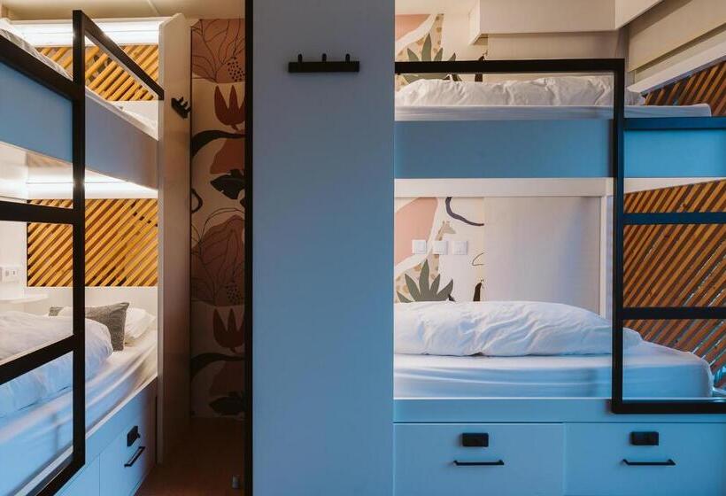 هاستل The Salty Pelican Yoga & Surf Retreat