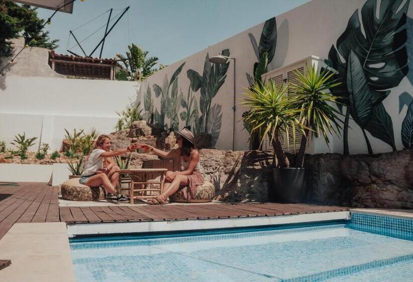 هاستل The Salty Pelican Yoga & Surf Retreat